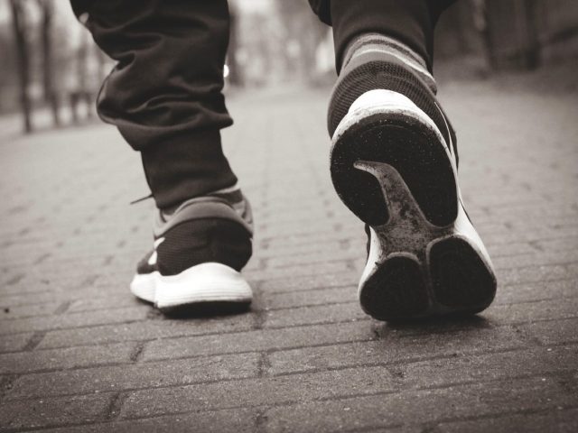 Minimalistes ou amorties : choix pour marche et course