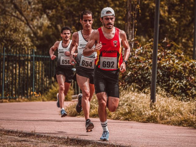 Comparatif des équipements essentiels pour les coureurs