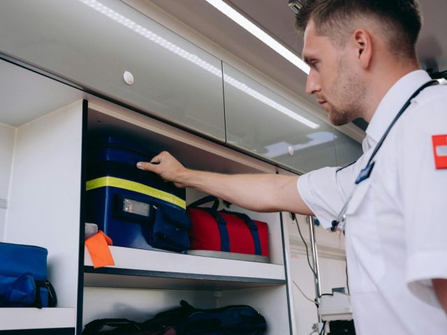 Local vs pharmacie pour acheter une trousse de premiers secours